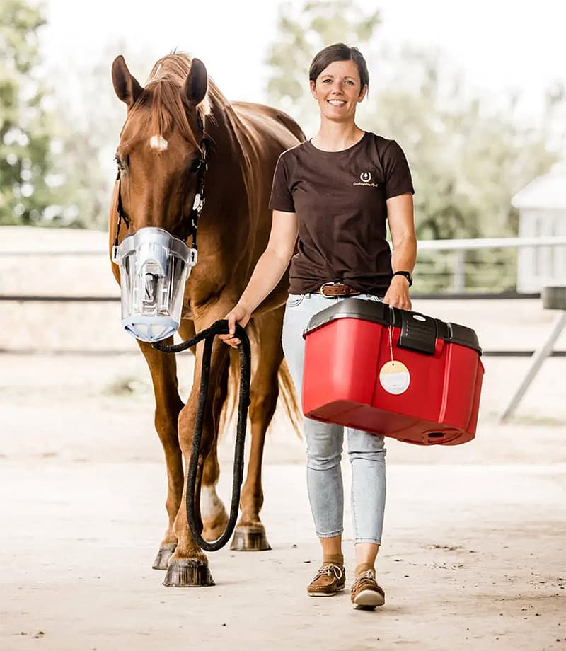 Dr. Veronika Klein mit Pferd und Inhalator